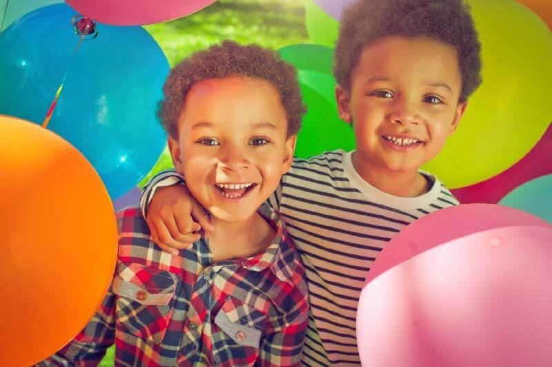 two-boys-with-balloons-smiling-800w